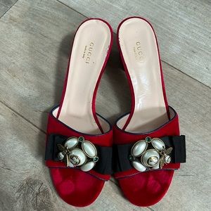 Gucci red velvet pearl bee emerald emblem sandals
